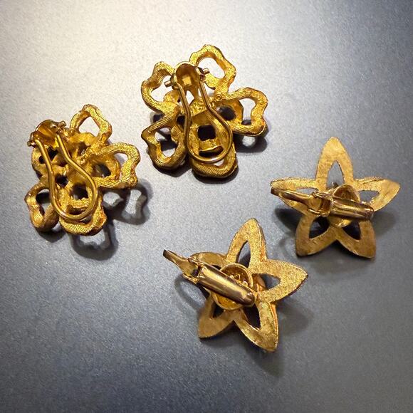 Pair of Vintage Gold Tone Faux Pearl BSK Clip On Earrings - Picture 5 of 8